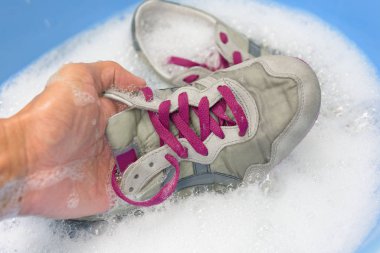 spor ayakkabı yıkama