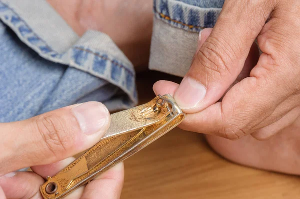 Trimming nails — Stock Photo, Image