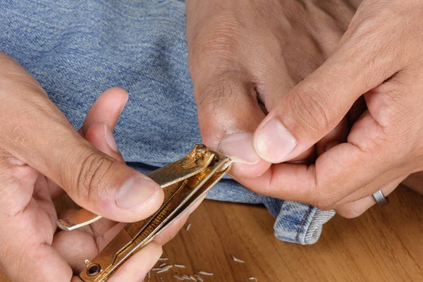 Trimming nails — Stock Photo, Image