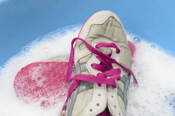Lavaggio scarpe da ginnastica — Foto Stock