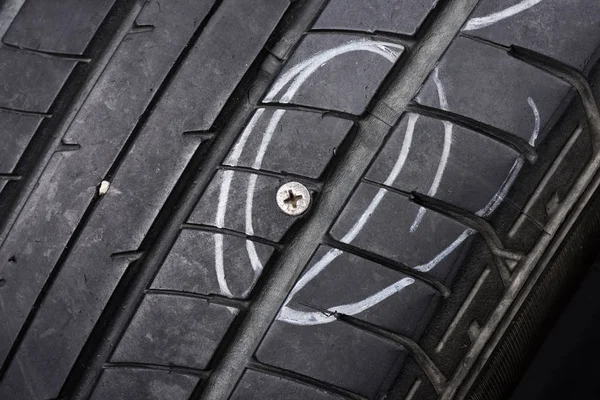 Neumático de coche dañado —  Fotos de Stock