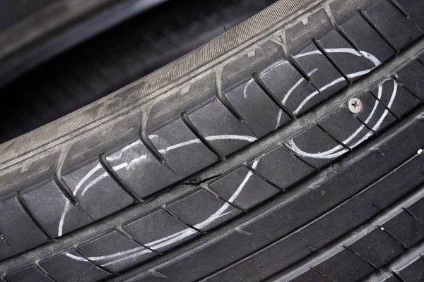 Neumático de coche dañado —  Fotos de Stock