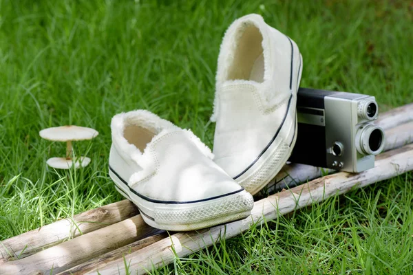 Белые холст кроссовки — стоковое фото