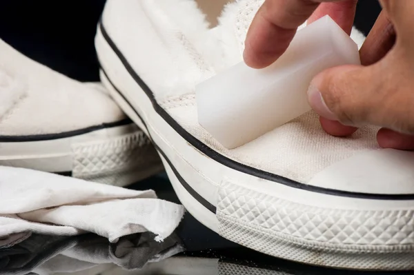 Cleaning the sneaker — Stock Photo, Image