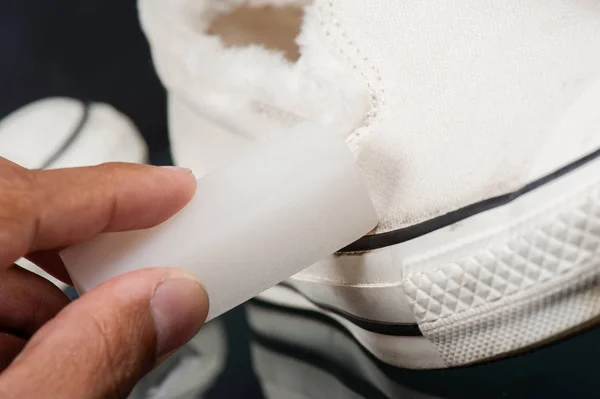 Cleaning the sneaker — Stock Photo, Image