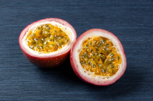 Fresh passion fruit — Stock Photo, Image