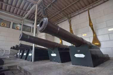 Büyük sarayda top.