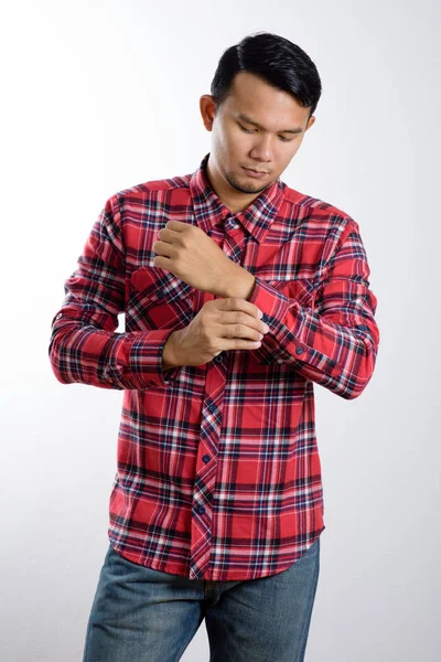 Hombre asiático en camisa roja — Foto de Stock