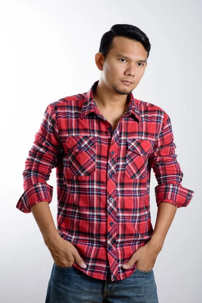Hombre asiático en camisa roja —  Fotos de Stock