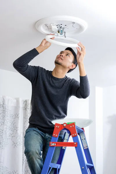 Instalación de bombilla — Foto de Stock