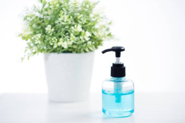 El sterilize etmek için bir şişe alkol jeli. Coronavirus hastalığının önlenmesi 2019 (COVID-19) kavramı.