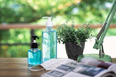 Ellerini dezenfekte etmek için alkol jeliyle yıkamak. Coronavirus hastalığının önlenmesi 2019 (COVID-19) kavramı.