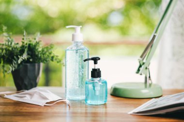 Ellerini dezenfekte etmek için alkol jeliyle yıkamak. Coronavirus hastalığının önlenmesi 2019 (COVID-19) kavramı.