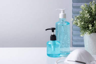 Ellerini dezenfekte etmek için alkol jeliyle yıkamak. Coronavirus hastalığının önlenmesi 2019 (COVID-19) kavramı.