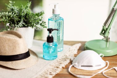 Ellerini dezenfekte etmek için alkol jeliyle yıkamak. Coronavirus hastalığının önlenmesi 2019 (COVID-19) kavramı.