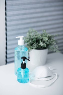 Ellerini dezenfekte etmek için alkol jeliyle yıkamak. Coronavirus hastalığının önlenmesi 2019 (COVID-19) kavramı.