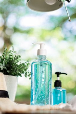 Ellerini dezenfekte etmek için alkol jeliyle yıkamak. Coronavirus hastalığının önlenmesi 2019 (COVID-19) kavramı.