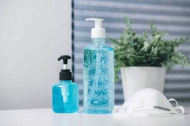 Ellerini dezenfekte etmek için alkol jeliyle yıkamak. Coronavirus hastalığının önlenmesi 2019 (COVID-19) kavramı.