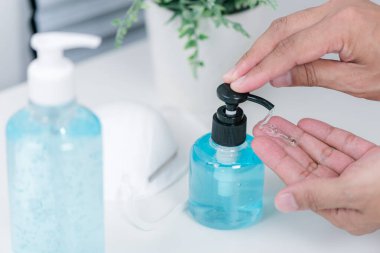 Ellerini dezenfekte etmek için alkol jeliyle yıkamak. Coronavirus hastalığının önlenmesi 2019 (COVID-19) kavramı.