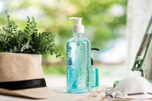 Ellerini dezenfekte etmek için alkol jeliyle yıkamak. Coronavirus hastalığının önlenmesi 2019 (COVID-19) kavramı.