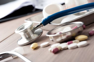 yakın plan steteskop, tıbbi araçlar, sağlık ve tıbbi konsept