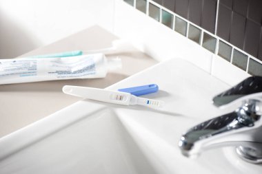 Pozitif hamilelik testi (düşük ışık ve sığ alan derinliği)