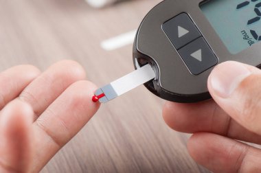 Kan şekeri seviyesini kan şekeri ölçer ile kontrol ediyorum..