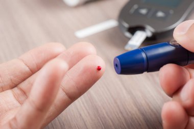 Kan testi için kullanılan yakın plan kan alma cihazı. Kan şekeri seviyesini kontrol et.