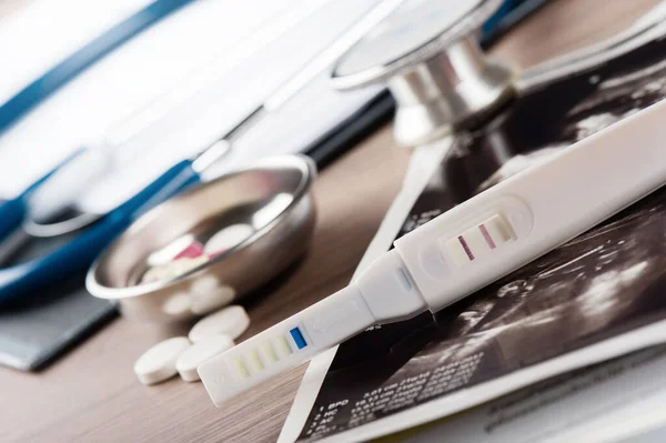 Nahaufnahme Schwangerschaftstest Mit Positiver Schwangerschaft — Stockfoto