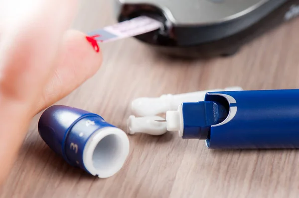 Nahaufnahme Blutlanzengerät Das Für Bluttests Verwendet Wird Blutzuckermessgerät Für Diabetiker — Stockfoto