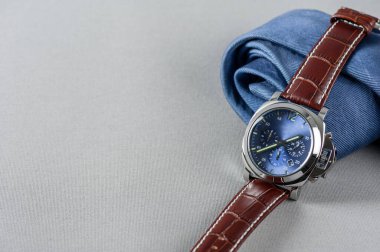 Mavi kadranlı lüks moda saati ve kahverengi timsah derisi deri saat bandı.