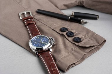 Mavi kadranlı lüks moda saati ve kahverengi timsah derisi deri saat bandı.