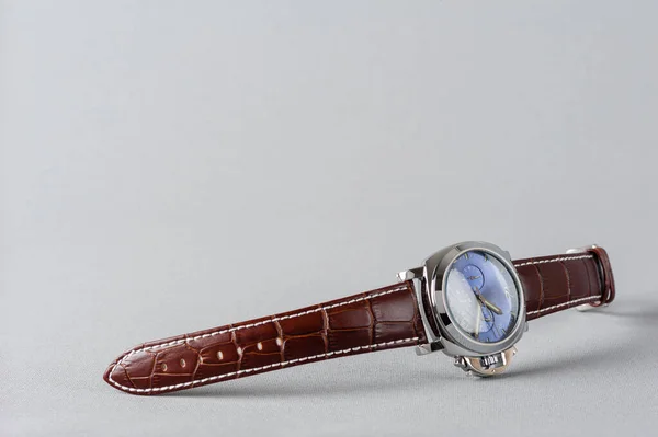 Reloj Moda Lujo Con Esfera Azul Marrón Cocodrilo Grano Correa — Foto de Stock