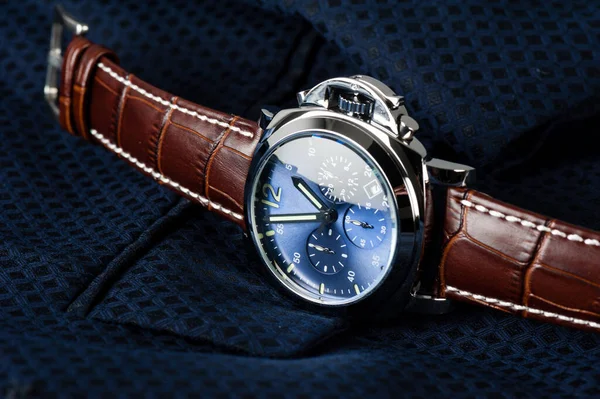 Orologio Moda Lusso Con Quadrante Blu Cinturino Pelle Coccodrillo Marrone — Foto Stock