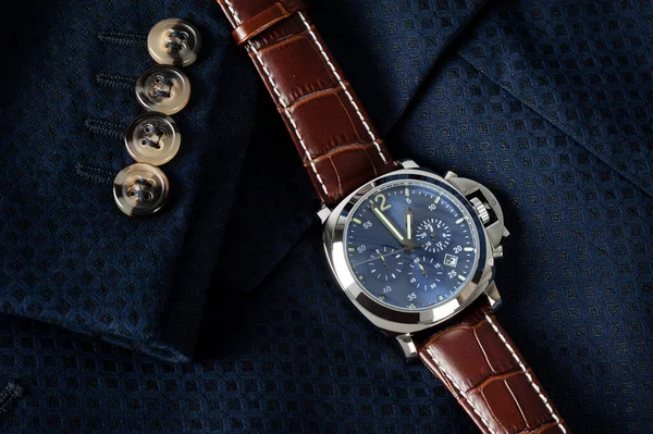 Luksusowy Zegarek Modowy Niebieską Tarczą Brązową Opaską Skóry Krokodyla — Zdjęcie stockowe