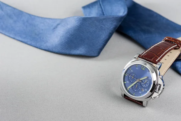 Montre Mode Luxe Avec Cadran Bleu Bracelet Cuir Brun Crocodile — Photo