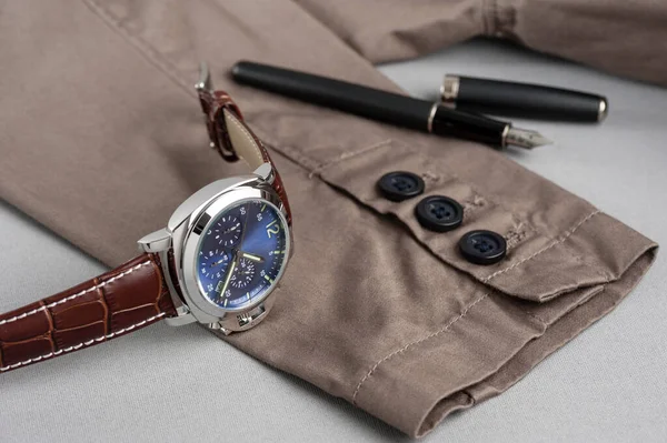 Luxury Fashion Watch Blue Dial Brown Crocodile Grain Leather Watch — Stock Photo, Image