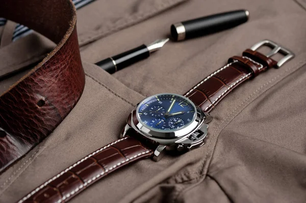 Orologio Moda Lusso Con Quadrante Blu Cinturino Pelle Coccodrillo Marrone — Foto Stock