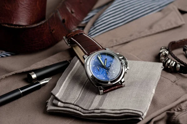 Montre Mode Luxe Avec Cadran Bleu Bracelet Cuir Brun Crocodile — Photo