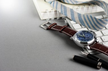 Mavi kadranlı lüks moda saati ve kahverengi timsah derisi deri saat bandı.