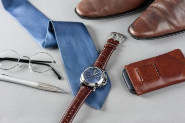 Mavi kadranlı lüks moda saati ve kahverengi timsah derisi deri saat bandı.