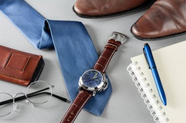 Mavi kadranlı lüks moda saati ve kahverengi timsah derisi deri saat bandı.