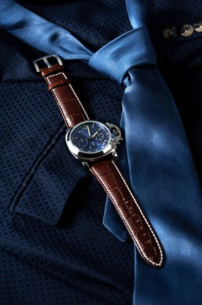 带有蓝色表盘和褐色鳄鱼纹皮革表带的豪华时尚手表 — 图库照片