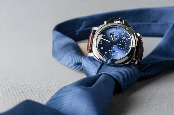 带有蓝色表盘和褐色鳄鱼纹皮革表带的豪华时尚手表 — 图库照片