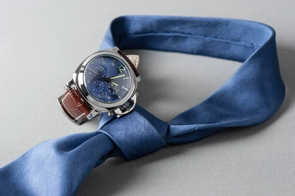 Montre Mode Luxe Avec Cadran Bleu Bracelet Cuir Brun Crocodile — Photo