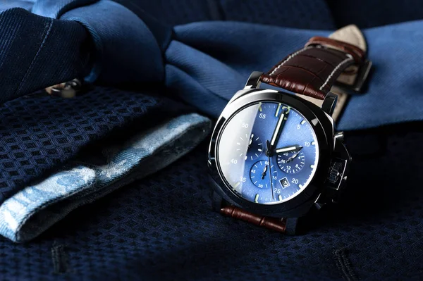 Reloj Moda Lujo Con Esfera Azul Marrón Cocodrilo Grano Correa —  Fotos de Stock