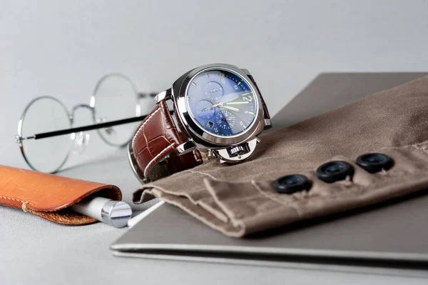 Relógio Moda Luxo Com Mostrador Azul Pulseira Relógio Couro Crocodilo — Fotografia de Stock