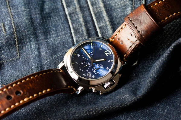 Relógio Moda Luxo Com Mostrador Azul Pulseira Relógio Couro Marrom — Fotografia de Stock