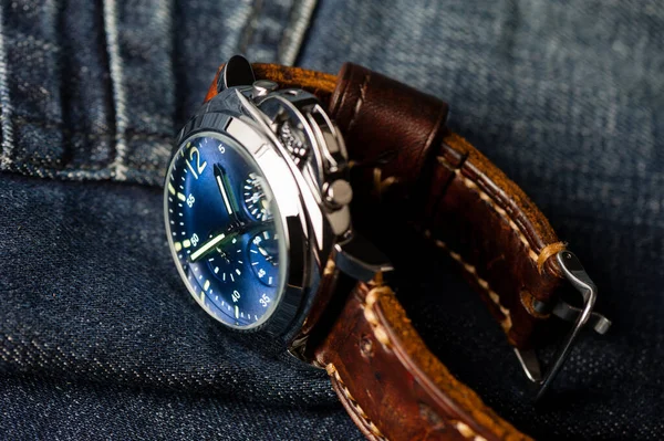 Reloj Moda Lujo Con Esfera Azul Correa Reloj Cuero Marrón — Foto de Stock