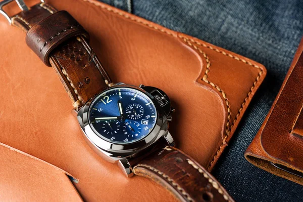 Luxe Mode Horloge Met Blauwe Wijzerplaat Bruin Lederen Horlogebandje Munitie — Stockfoto